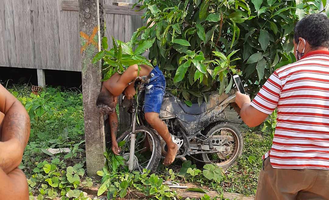 Jovem perde o controle de motocicleta e colide contra um poste da rede elétrica, em Tarauacá