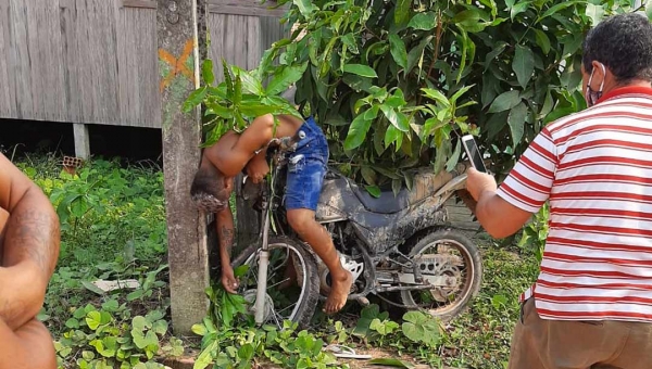 Jovem perde o controle de motocicleta e colide contra um poste da rede elétrica, em Tarauacá