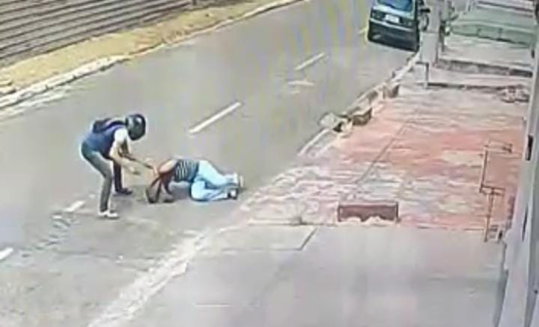 Bandido derruba e bate em mulher em tentativa de assalto em Rio Branco; assista 