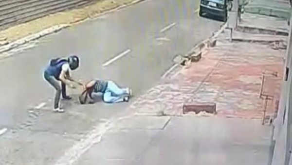 Bandido derruba e bate em mulher em tentativa de assalto em Rio Branco; assista 