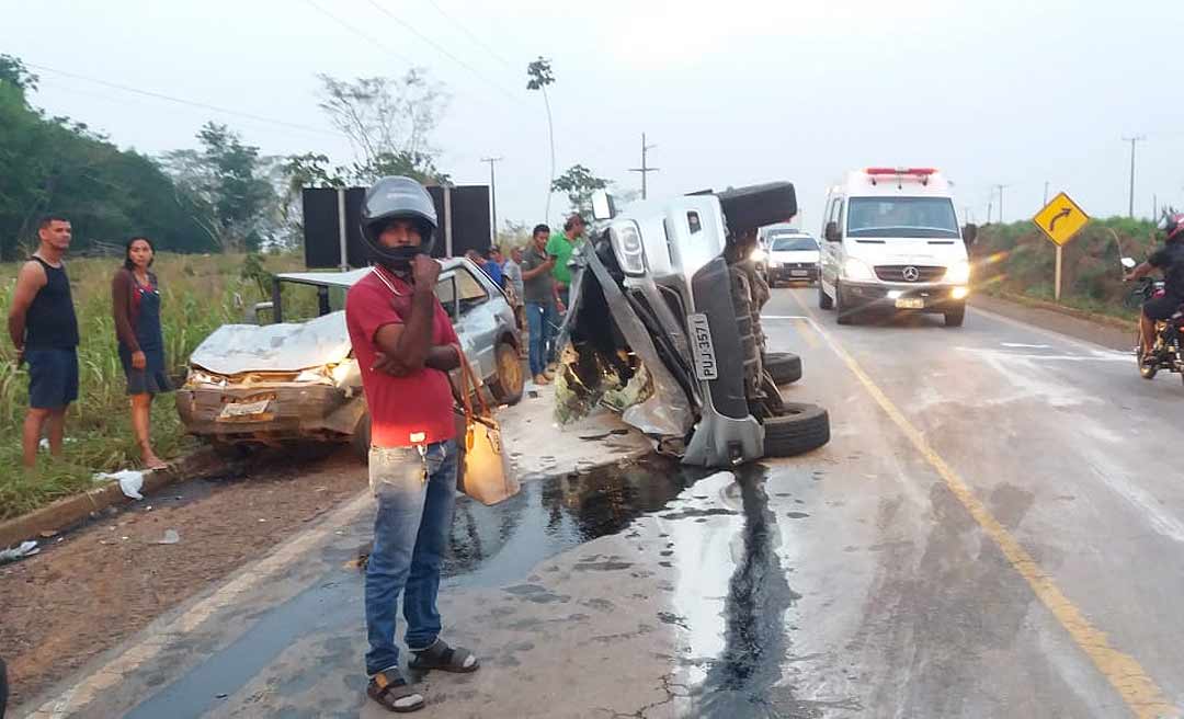 Motorista de caminhonete tenta ultrapassar caminhão, perde a direção e atinge carro com família inteira