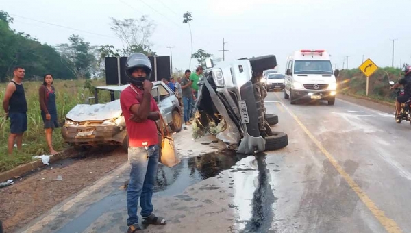 Motorista de caminhonete tenta ultrapassar caminhão, perde a direção e atinge carro com família inteira