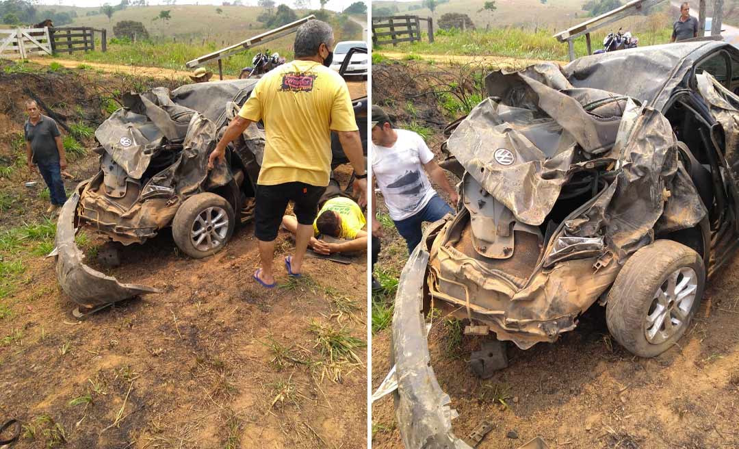 Acidente de trânsito na AC-10 deixa amigos em estado grave; carro ficou destruído com o impacto