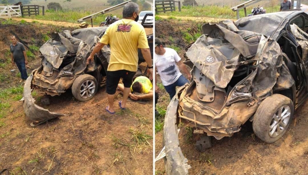 Acidente de trânsito na AC-10 deixa amigos em estado grave; carro ficou destruído com o impacto