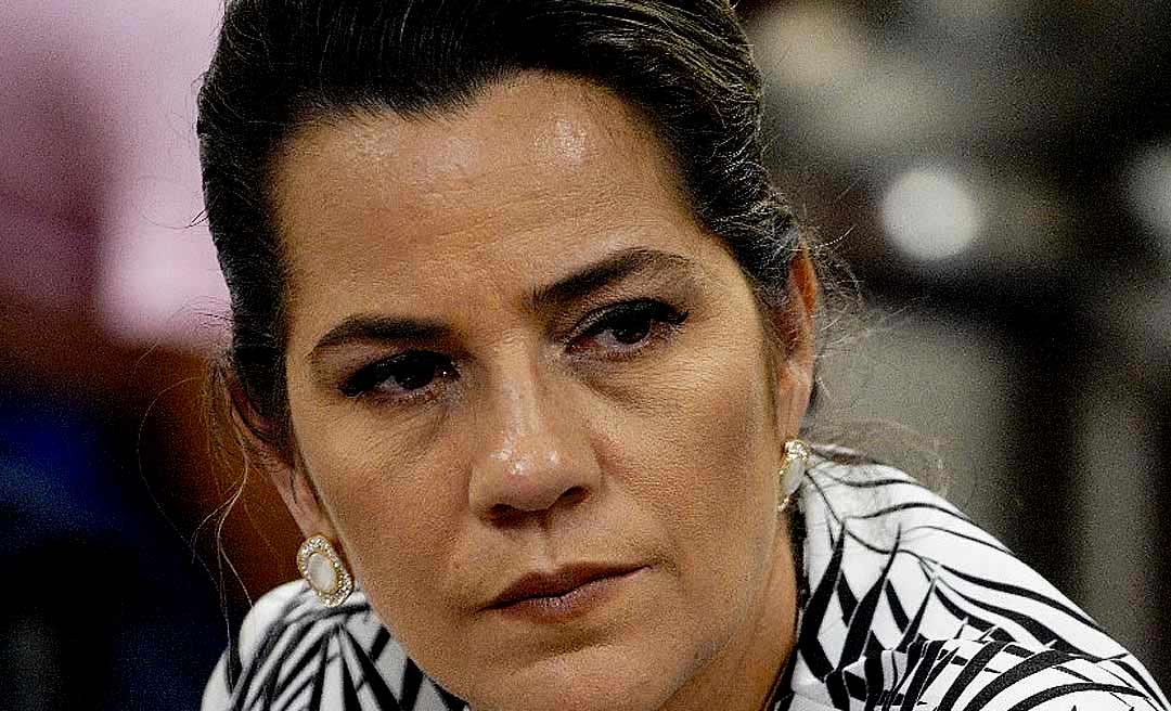 Mara diz que Gladson faz um governo fraco e sofre de “machismo entranhado”