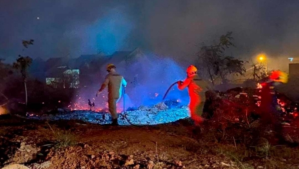 Vídeo mostra sequência de explosões em terreno destruído pelo fogo próximo a condomínios