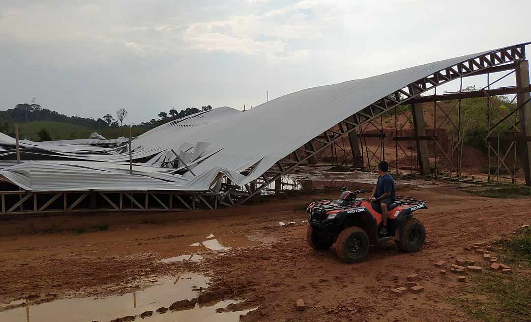 Chuva forte derruba cobertura de quadra poliesportiva em Rodrigues Alves