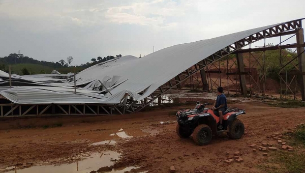 Chuva forte derruba cobertura de quadra poliesportiva em Rodrigues Alves