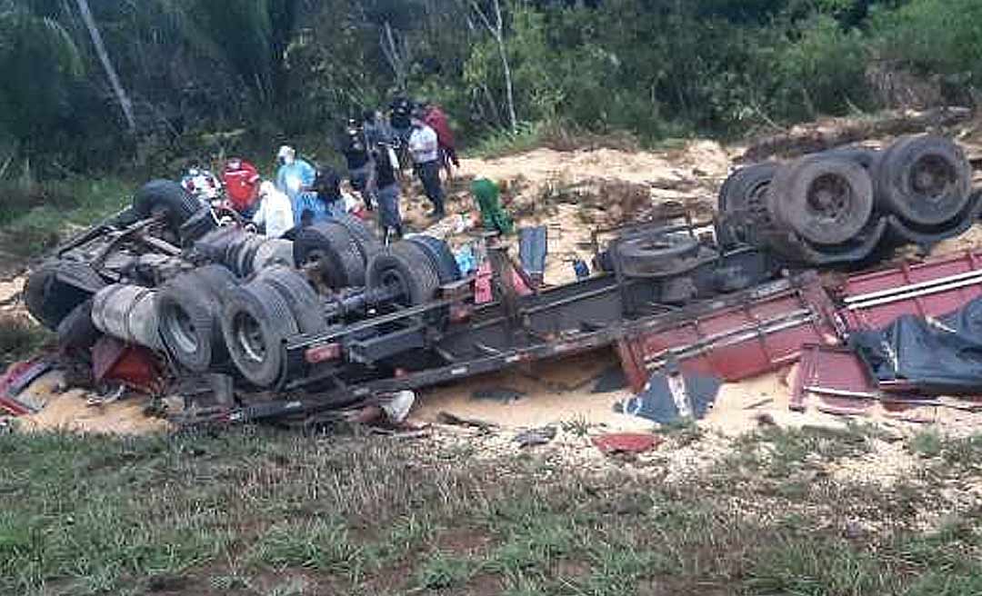 Carreta carregada de milho cai em ribanceira na estrada do Pacífico e motorista morre preso às ferragens