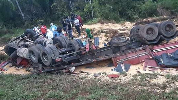 Carreta carregada de milho cai em ribanceira na estrada do Pacífico e motorista morre preso às ferragens