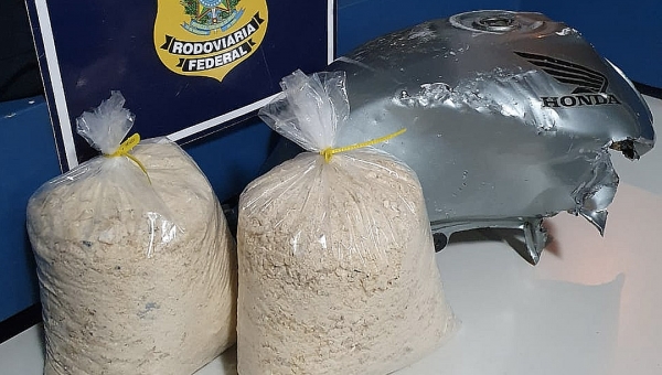 PRF e CBMAC apreendem 9 Kg de cocaína dentro de tanque de combustível de motocicleta