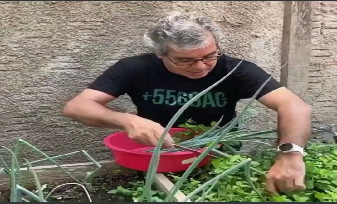 Enquanto o PCdoB fazia aliança com o PT, Jorge Viana colhe verduras e diz: ‘quem planta, colhe’