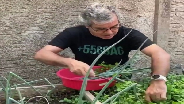 Enquanto o PCdoB fazia aliança com o PT, Jorge Viana colhe verduras e diz: ‘quem planta, colhe’