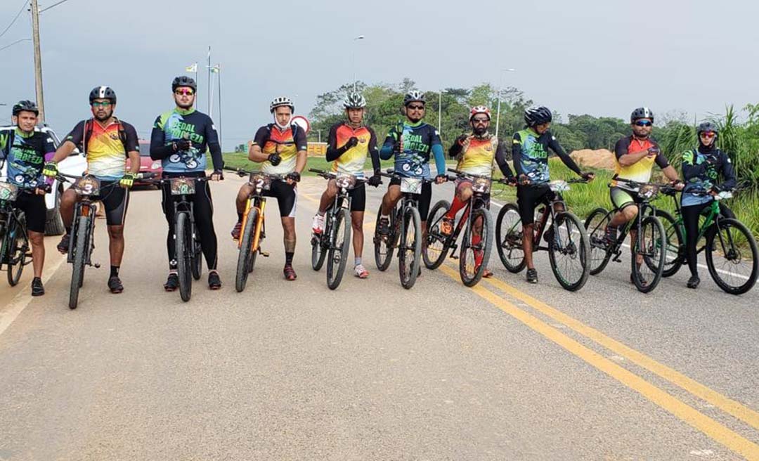 Grupo de ciclistas realiza ‘pedal solidário’ e arrecada alimentos para famílias carentes de Tarauacá