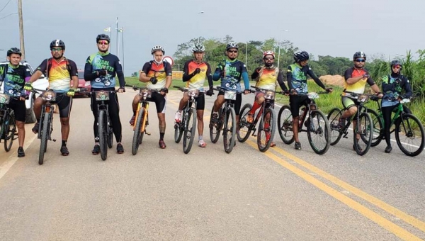 Grupo de ciclistas realiza ‘pedal solidário’ e arrecada alimentos para famílias carentes de Tarauacá