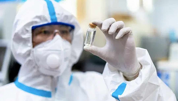 Bactéria escapa de laboratório chinês e infecta 3 mil pessoas