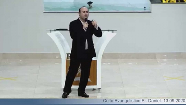 VÍDEO: gato invade culto e mergulha em piscina de batismo em igreja no DF