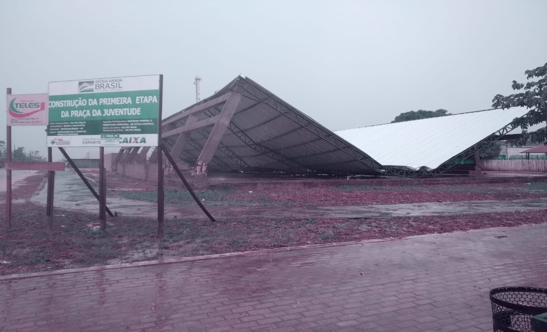 Ventania em Epitaciolândia joga por terra ginásio poliesportivo da Praça da Juventude 