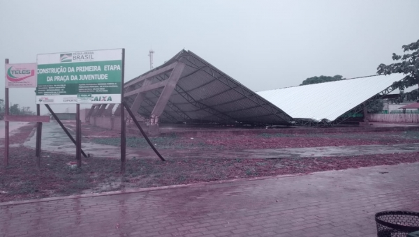 Ventania em Epitaciolândia joga por terra ginásio poliesportivo da Praça da Juventude 