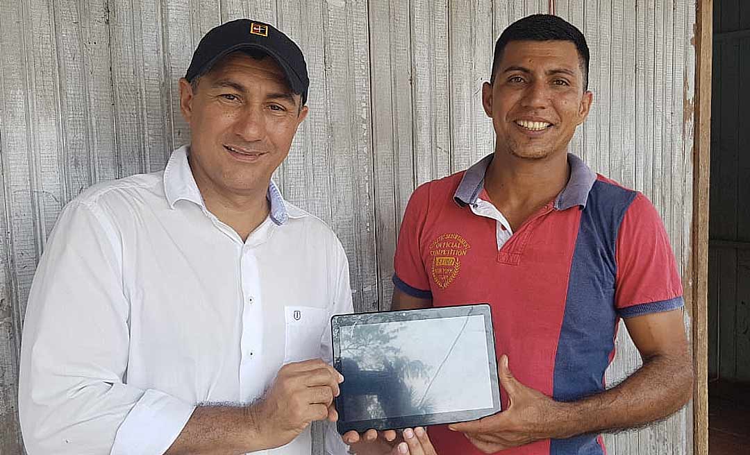 Jesus Sérgio comemora chegada do tablet para as ações dos agentes comunitários de saúde do Acre