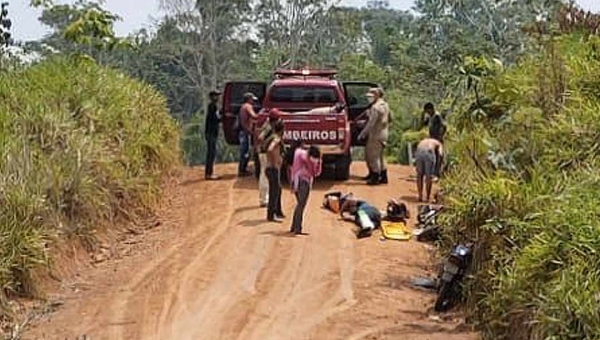 Corpo de Bombeiros resgata vítimas de acidente de trânsito na área rural de Feijó