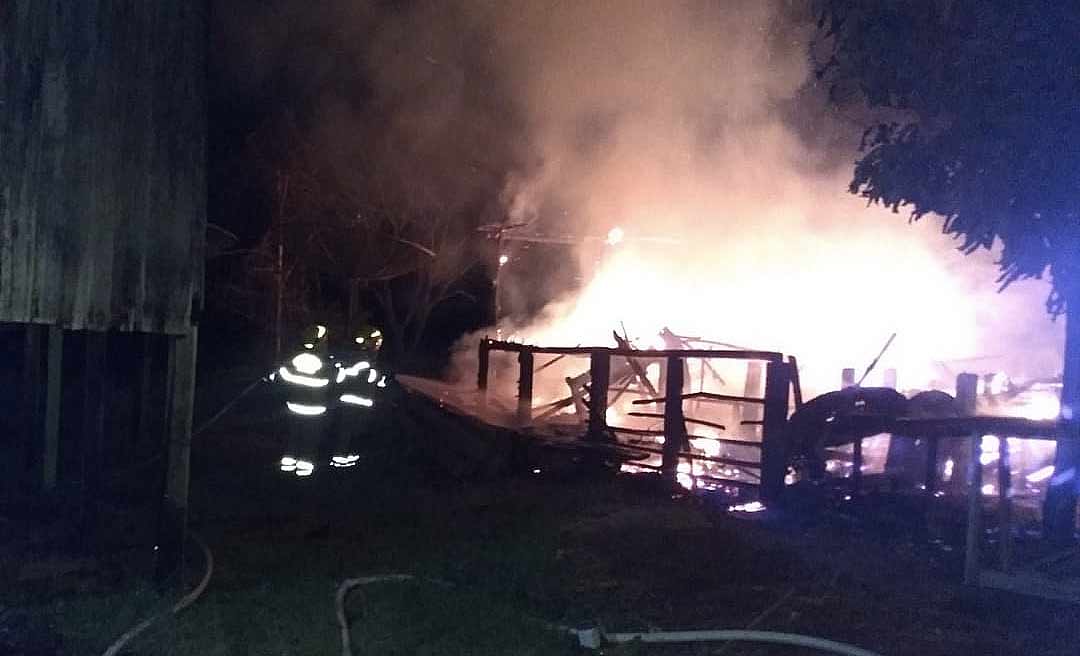 Bombeiros combatem incêndio durante a madrugada em marcenaria no município de Tarauacá