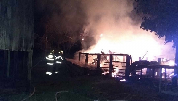 Bombeiros combatem incêndio durante a madrugada em marcenaria no município de Tarauacá