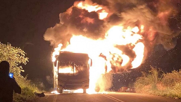 Fogo consome ônibus na BR-364, próximo de Sena Madureira; bagagem foi consumida pelas chamas