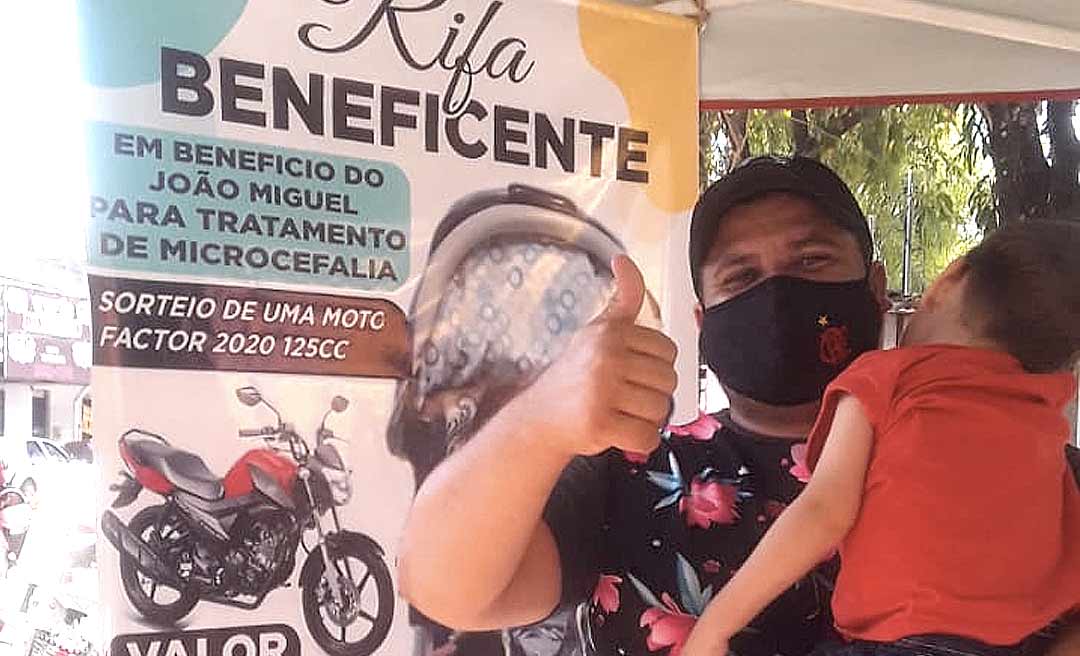 Pai está vendendo rifa para comprar um carro adaptado para se deslocar com filho que tem microcefalia