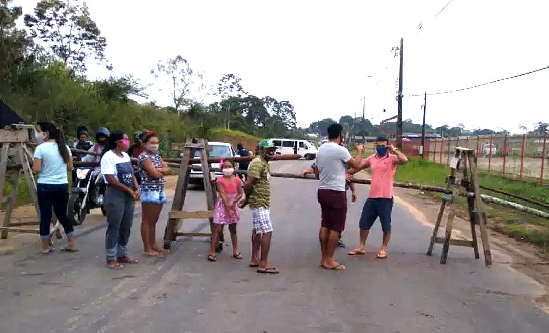 Em Cruzeiro do Sul, moradores fecham rodovia AC-405 e cobram serviços de infraestrutura