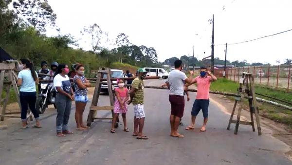 Em Cruzeiro do Sul, moradores fecham rodovia AC-405 e cobram serviços de infraestrutura