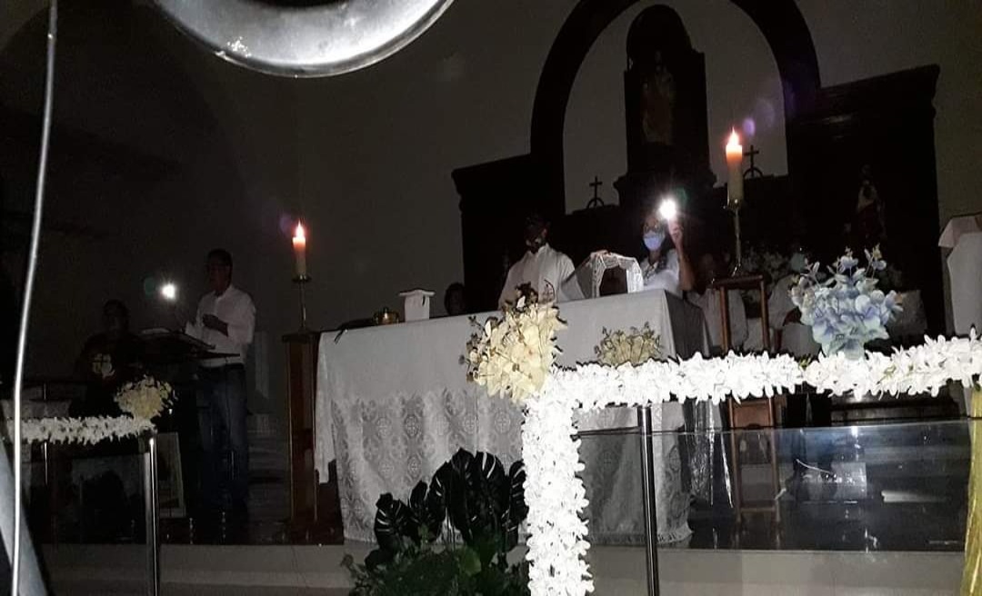 Apagão em Tarauacá compromete celebração de missa do Novenário de São Francisco e fieis improvisam 