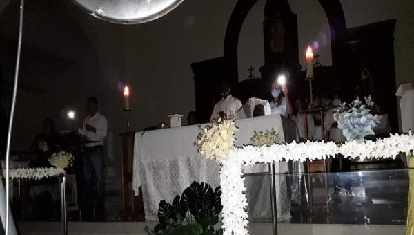 Apagão em Tarauacá compromete celebração de missa do Novenário de São Francisco e fieis improvisam 