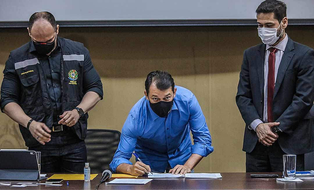 Roberto Duarte firma compromisso de combate às fakes, em evento no TRE