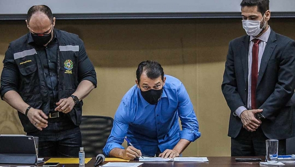 Roberto Duarte firma compromisso de combate às fakes, em evento no TRE