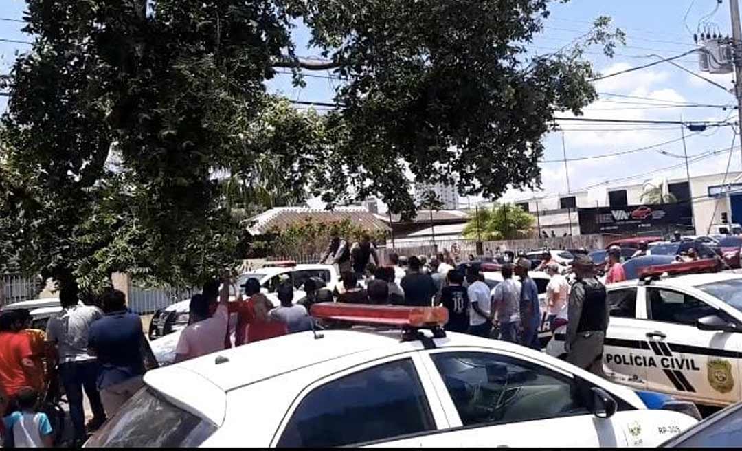 Acusados de sequestrarem motorista de Uber quase foram linchados em porta de delegacia, em Rio Branco