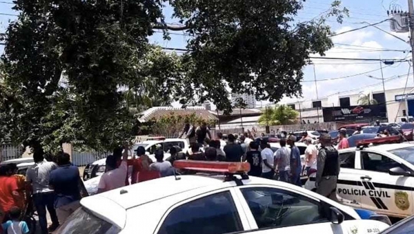 Acusados de sequestrarem motorista de Uber quase foram linchados em porta de delegacia, em Rio Branco