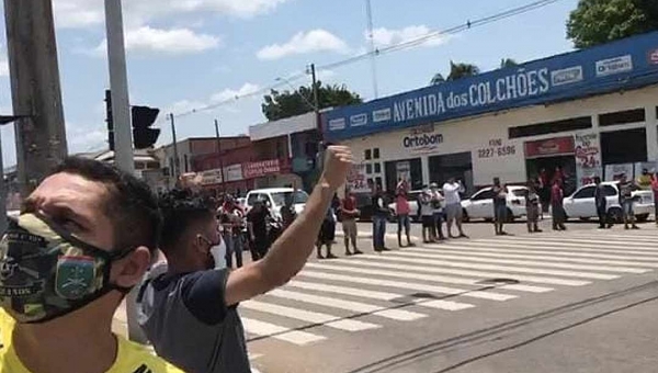 Motoristas de Uber fecham avenida em Rio Branco em protesto por segurança