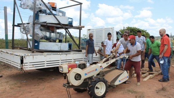 Governo conclui mais uma entrega de equipamentos de agroindústria no Juruá