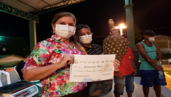 Em Tarauacá, Marilete Vitorino inaugura praça e escolhe o maior abacaxi do ano 