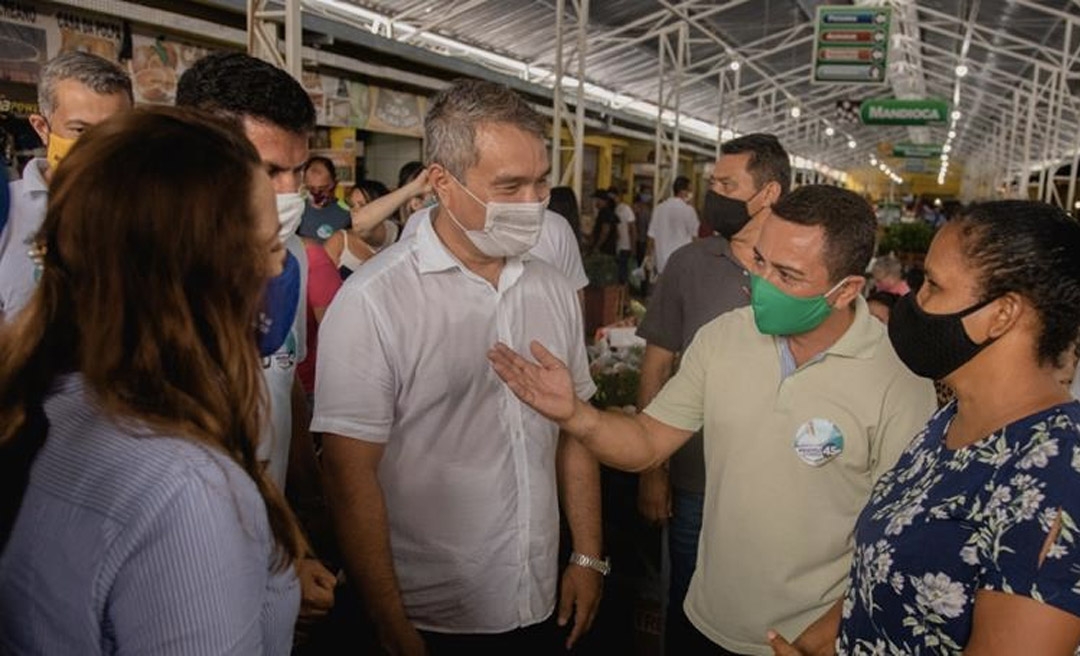 Minoru tem reunião interna com apoiadores e conversa com moradores em bairros