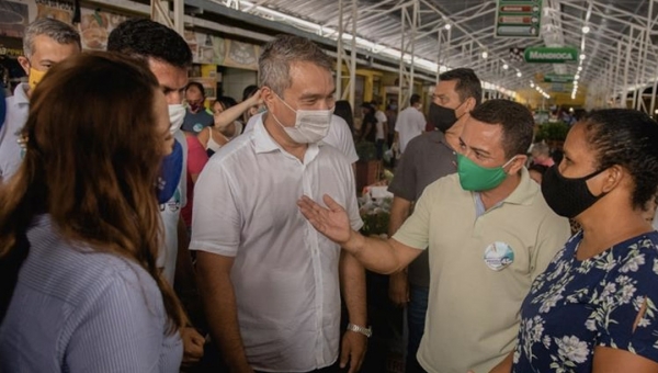 Minoru tem reunião interna com apoiadores e conversa com moradores em bairros