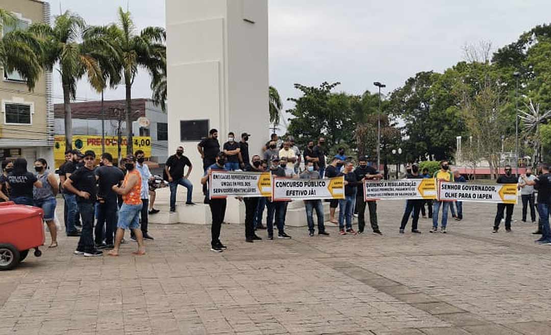 Policiais penais fazem protesto na frente do Palácio Rio Branco pedindo valorização 