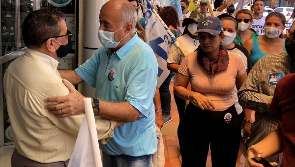 Comerciantes autônomos apoiam Bocalom durante caminhada e bandeiraço na capital