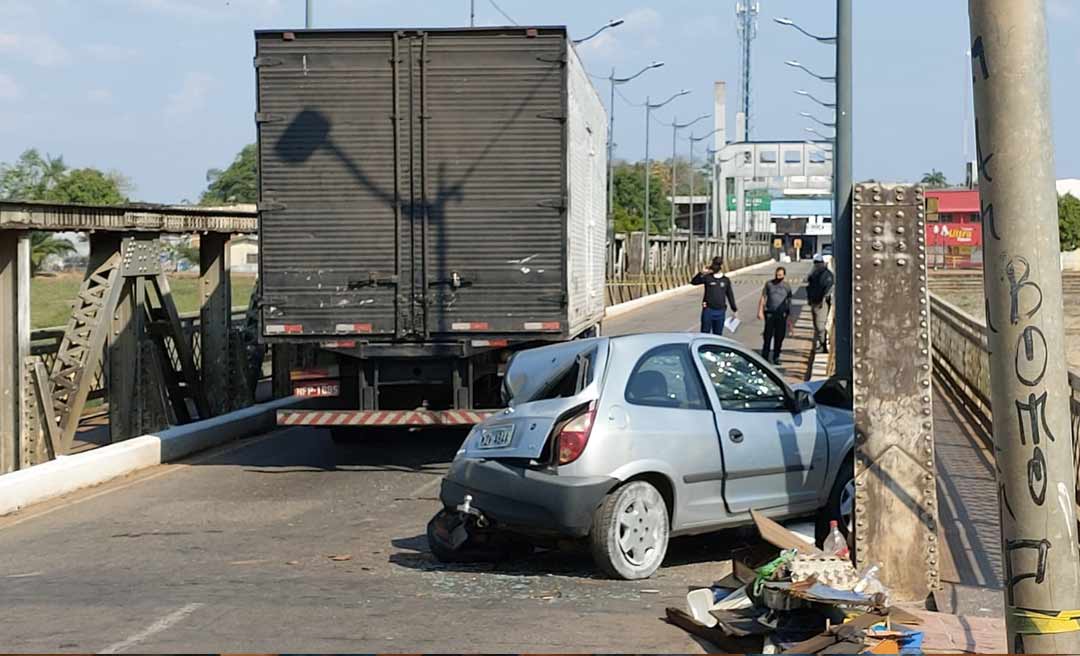 Colisão entre caminhão e veículo Celta deixa ponte metálica bloqueada