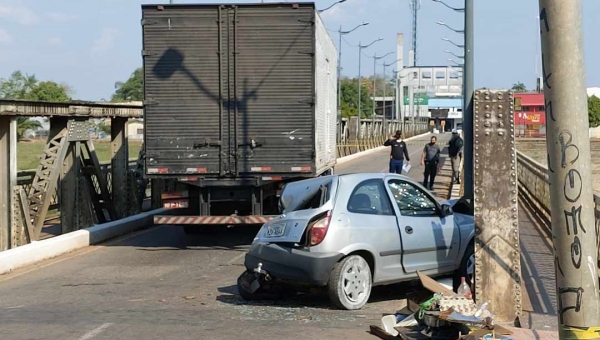 Colisão entre caminhão e veículo Celta deixa ponte metálica bloqueada