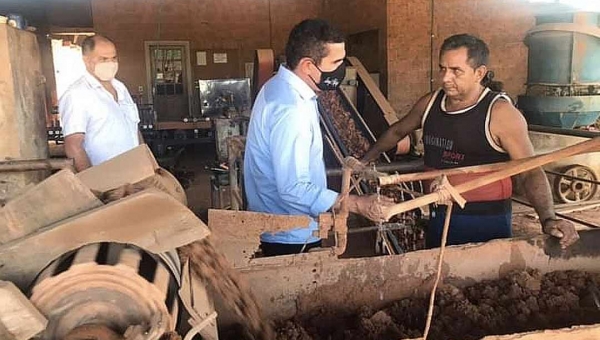 Candidato a prefeito Jamyl Asfury visita cerâmica e participa de reunião em construtora de Rio Branco