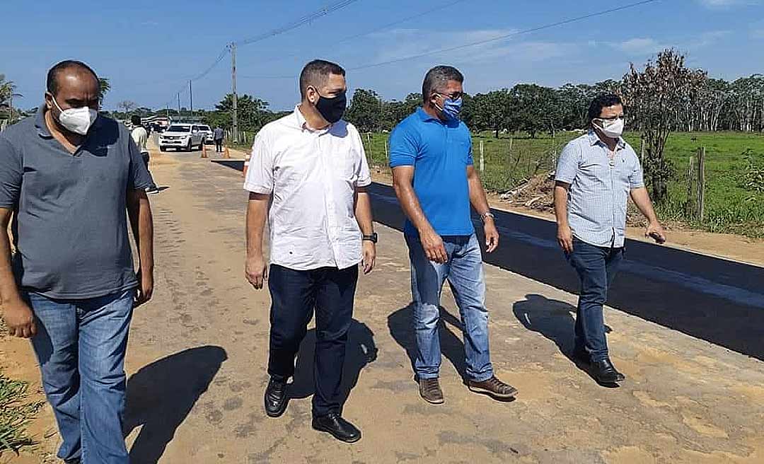 Luiz Gonzaga e o vice-governador Major Rocha acompanham execução de obras em Cruzeiro do sul