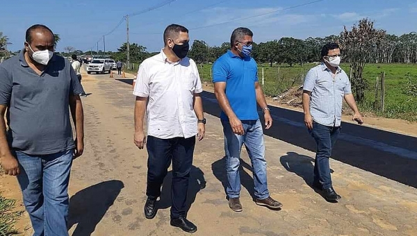 Luiz Gonzaga e o vice-governador Major Rocha acompanham execução de obras em Cruzeiro do sul