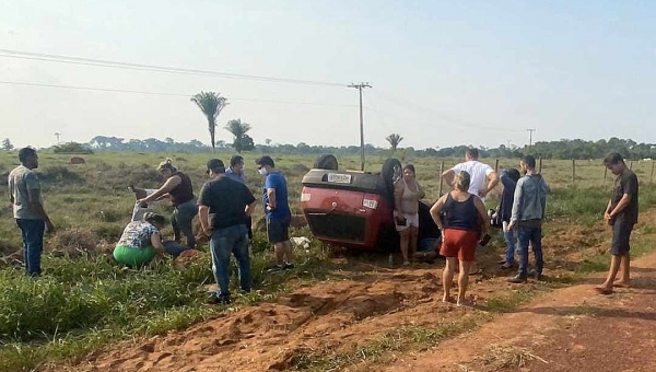 Duas pessoas ficam gravemente feridas após carro capotar na BR-317 entre Brasileia e Rio Branco